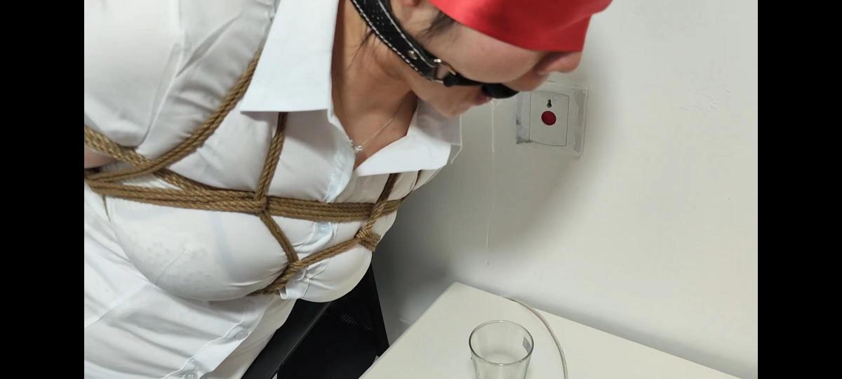 我的秘书我的奴之口水篇完整版 00后美女媛媛做了秘书回家后被老板捆绑放置，口水超级多，最后又被原味丝袜堵嘴。解压密码h123456定拍QQ1642384671加时请注明来意，另有原味出售。