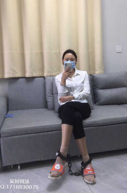 何沐原创 戴着手铐脚镣电话咨询情感师 是我定拍过的一个小姐姐叫何沐，帮她打打广告，这个是她戴着手铐脚链逛户外多个地方.<br>有想定拍约拍或者买更多视频的加qq1716930075或副:3585260574