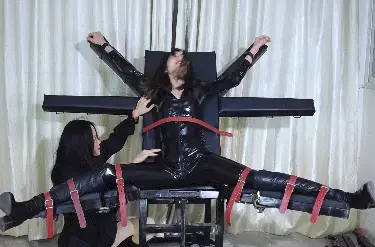 【樱束原创】《商业女间谍的刑椅审讯》圈内知名模特小爱强势加盟首发！胶衣女间谍被抓刑椅开腿鞭打/疯狂TK折磨！Y具口塞/口球强塞！ 炮机顶撞强G!特别怕痒且敏感的她难受的疯狂挣扎！ 2023年新增业务：线下高端体验私人定制 为您量身打造终极体验 详情咨询客服QQ2156176672 <br>大型定拍剧情简介：<br>漂亮的小爱的惊喜回归SM！胶衣女间谍被抓刑椅开腿鞭打/疯狂TK折磨（白袜/裸足TK）！Y具口塞/口球强塞！<br>炮机顶撞强G!特别怕痒且敏感的她难受的疯狂挣扎！<br><br>樱束联系方式：QQ959699402  QQ2156176672 电报号(群)：@yingshuyc<br>统一解压密码：qq2156176672<br><br>视频格式：MP4<br>分辨率：1080P<br>时长：34分钟<br>大小：1.9G
