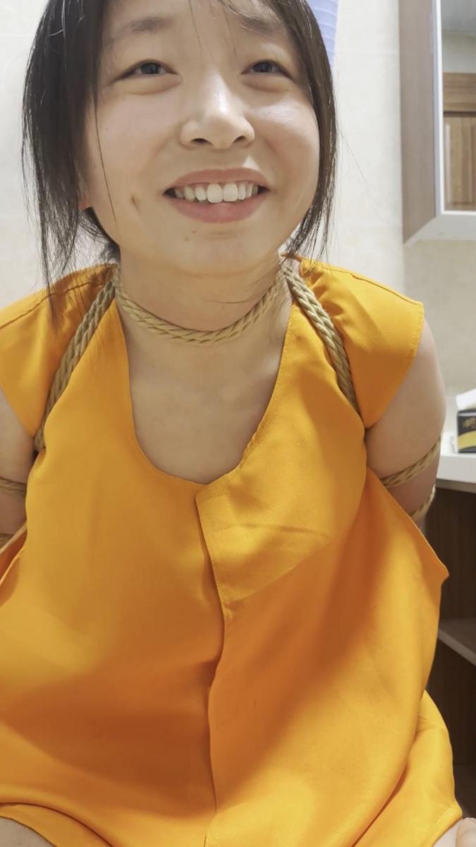 【妻奴麦子定拍】穿着囚犯戴着脚镣，带上手铐灌肠 【妻奴麦子定拍】囚犯背心，穿拖鞋，戴着脚镣，带上手铐，双手铐在身前然后对着镜头介绍介绍自己，名字(麦子), 年龄，三围等，讲讲自己有什么性癖好，喜欢哪些sm主题等等。随后尿尿，您老公在地上给准备一个尿垫，尿完以后，坐回刚才的板凳，打开手铐脚镣，然后五花捆绑起来，两道绳，勒住脖子，然后脚上只需要绑脚踝这里。绑好以后开始灌肠袋等工具。准备完后，老公指令您跪下开始灌肠，等到灌肠袋里的水灌，用[X_X]把屁股塞。期间进行一些指令蹲下，走路，打屁股等等，内容随你们发挥。等到您实在憋不住了，恳求您老公带您去厕所...<br>网盘资源为2K和4K，请大家根据情况下载<br>解压密码：softkb,解压后修改扩展名rar，再次解压即可。<br>Qq：2716870964(请注明来意)<br>Twitter：@xinhaizhang5