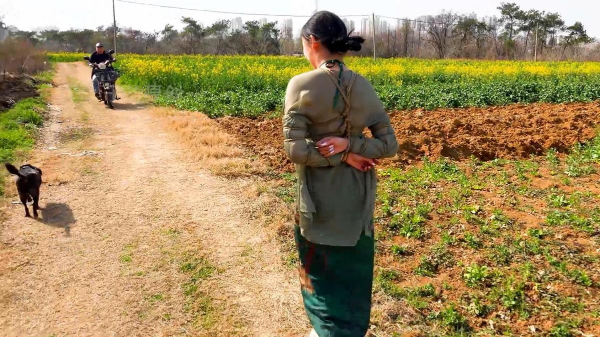 【子衿原创】小雅户外旗袍五花紧缚，遇到人也不怕 百度下载解压密码：zjsy或者ZJSY,子衿工作室向全国绳艺爱好者提供：体验绳模捆绑服务，绳模全国可空降、绳艺作品销售、作品定制、视频网调、原味等，另外本店招募绳模，合作伙伴。约拍订拍请联系Q449214375 微信happiiny
