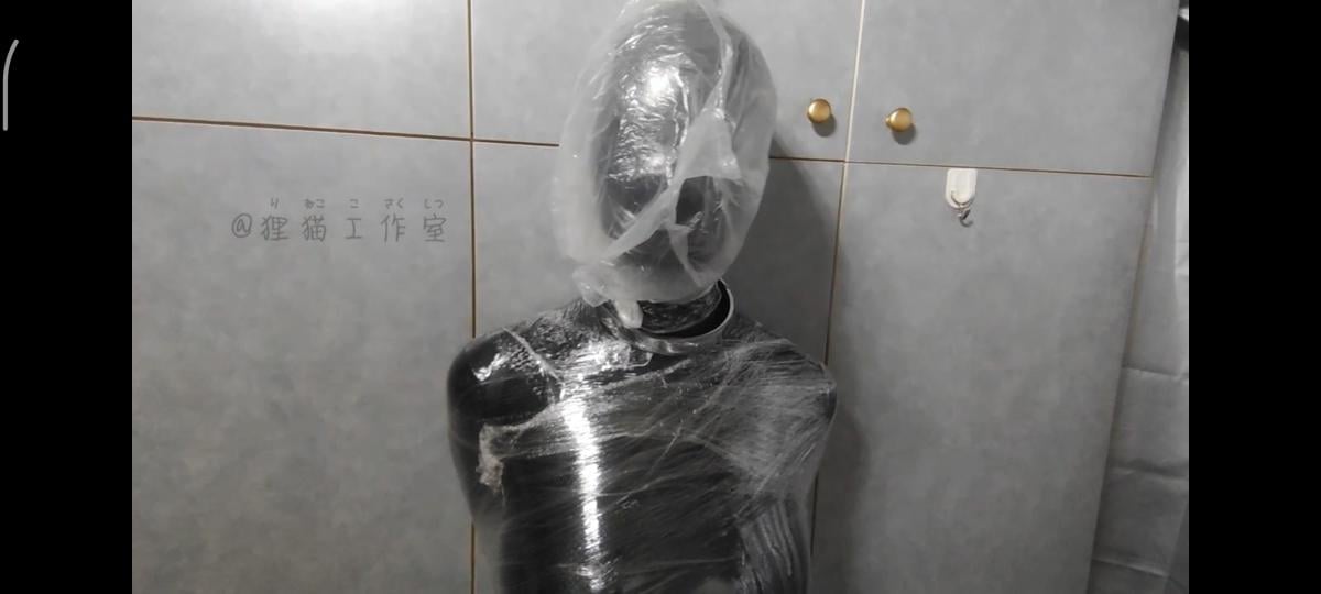 女Mzentai+单手套+保鲜膜全包+吊缚塑料袋套头 【狸猫工作室】小女本来今天不想来，硬是让我给哄来了，今天的视频是开嘴黑曼巴全包，单手套捆绑，项圈吊缚，保鲜膜全包，我们只给她留了一个呼吸孔，因为小M还不太适应呼吸限制类，所以孔留的稍微大些，但是我怎么可能放过她呢，那就塑料袋套头吧，结果还不求饶，那我只好给她加上av棒一起了，结果不一会她就求饶了，这曼妙的身材被保鲜膜紧紧包裹，求饶起来也是那么可爱，秉着对妹子温柔的态度，就先放了她吧<br>（欢迎投稿）