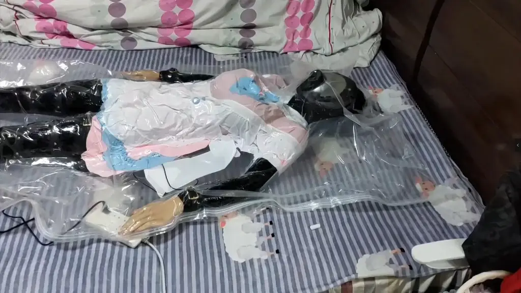 散樱的绝赞真空袋[X_X]——全包胶衣、训练器与真空袋的三重攻击~ 听说要进行特别训练，散樱性高采烈地穿上了乳胶衣，但是望着面前奇怪的玩具和那个熟悉的袋子，犹豫再三还是没能压制住内心的欲望。进入袋子，密封好后，随着抽气机的声音一同传入耳中的还有那个奇怪的玩具的声音。“呜，好痒.....啊！”散樱显然没有料到这个小玩具的威力，在真空袋中费力的扭动却无法挣脱，加剧着氧气的消耗。最终，在乳胶衣，真空袋，训练器，三者的联合刺激下，散樱还是乖乖缴械投降了（ ）<br>解压密码是文件名哦