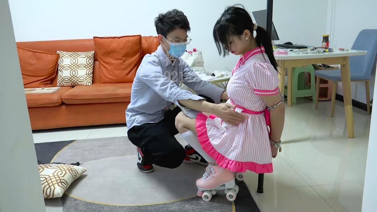 【子衿原创】琳琳镣铐轮滑鞋白丝袜TK挠痒折磨 连体镣铐 手铐脚镣 木枷 五花紧缚 室外滑冰 驷马水晶口球口水 百度下载解压密码：zjsy或者ZJSY,子衿工作室向全国绳艺爱好者提供：体验绳模捆绑服务，绳模全国可空降、绳艺作品销售、作品定制、视频网调、原味等，另外本店招募绳模，合作伙伴。约拍订拍请联系Q449214375 微信happiiny