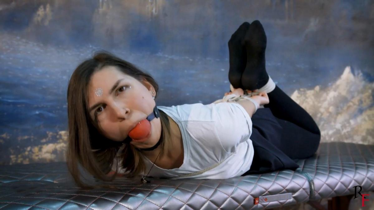 Maya - Endurance Hogtie Challenge RF studio production <br>RussianFetish<br>Russian Fetish<br>This clip made by request from our customer. He is a hogtie fan so we are, and he was completely satisfied with this clip. The clip has the same scenario as our previous hogtie clips with Astrid and Kate Anima. Dress: tight top, short skirt and nice opaque pantyhose. Hogtie: strict, tight and inescapable. Knots out of reach. No toe tie. Maya is strictly hogtied on the table. No tying process on screen. I explain to her that she is tied up and humiliated and put on display for a customer. Customer likes to look down at women while he enjoys himself. So Maya should thank him for this opportunity. Maya then is full on display for the w**** video (almost 30 minutes). She gets ***ged tightly with the large ball*** (2,3'', 6 cm). Then she struggles and looks at the camera for the remaining time. Enjoy!<br>BONDAGE<br>BALLGAGGED<br>PANTYHOSE BONDAGE<br>PANTYHOSE / STOCKINGS<br>ROPE BONDAGE<br><br>射频工作室制作 <br>俄罗斯恋物<br>俄罗斯恋物<br>这个剪辑是根据客户的要求制作的. 他是一个hogtie粉丝，所以我们是，他对这个剪辑完全满意。 该剪辑与我们以前与Astrid和Kate Anima的hogtie剪辑具有相同的场景。 连衣裙：紧身上衣，短裙和漂亮的不透明连裤袜。 Hogtie：严格，紧绷，不可避免。 够不着的结。 没有脚趾领带。 玛雅是严格hogtied在桌子上。 屏幕上没有捆绑过程。 我向她解释说，她被捆绑和羞辱，并为客户展示。 顾客喜欢看不起女人，而他喜欢自己。 所以玛雅应该感谢他给我这个机会。 Maya然后是完整的显示为w****视频（近30分钟）。 她得到***ged紧紧与大球***（2,3"，6厘米）。 然后她挣扎着，在剩下的时间里看着相机。 享受吧！<br>束缚,束缚<br>球袋;球袋<br>连裤袜束缚<br>丝袜/长袜<br>绳索束缚<br><br>