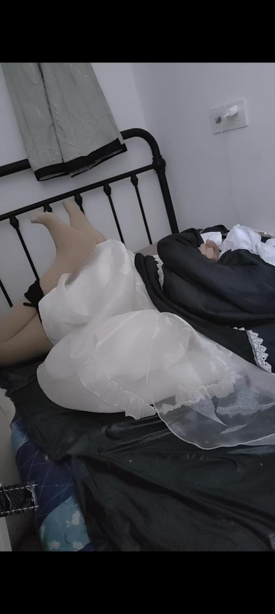 随便绑绑 女仆装，里面是洛丽塔的裙子当裙撑用了，折腿缚，由于实在不会绑手只能拿另一个项圈系在脖子上当后高手了，就纯放置，新手勿喷