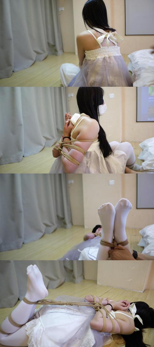 长颜草定拍-02年小姐姐紫色Lolita仙女裙+白丝+后手观音+驷马放置，无助挣扎 漫展回来的02年洛丽塔小姐姐被大叔无情紧缚<br>无水印原版视频，工作室推荐的模特，很漂亮的小姐姐02年小姐姐，柔韧性不错，忍耐力也挺强，后手观音 驷马的极限紧缚方式居然能坚持那么久<br>二次元爱好者，洛丽塔 白丝纯属个人喜好了，白丝近景还是蛮瑟瑟的<br><span style='color:#b0b0b0;'>[隐藏文字，购买后可见]</span><br><br>比较喜欢极限紧缚，有建议欢迎留言，回点血后会定拍更多作品<br><br>安利一下定拍的工作室，长颜草工作室，可以联系3436247633｛接定拍，备注来意｝<br>｛妖狐不可上传大于3G的视频，妖狐为精压版本，网盘视频为5.3G 原画高清视频｝