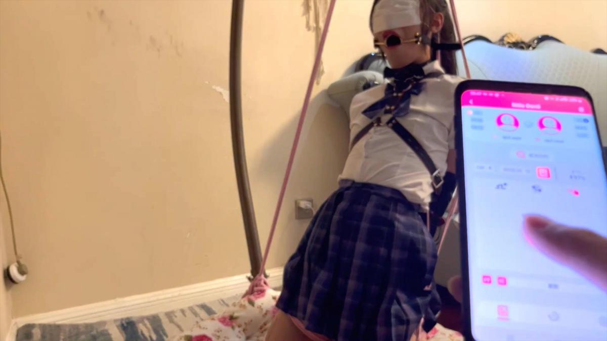 [小九与晴子][小恶魔电击项圈][吊缚][堵嘴][TK][伪娘] 解锁新玩法了,用绳子和单手套固定好晴子,带上小恶魔电击项圈,设定初始位置和活动范围，如果活动超出规定范围就会被电击,这个比郊狼疼很多。<br>看他楚楚可怜的一动也不敢动的杵在那就以为我不敢下死手了吗，故意推倒，挠你小白袜，痒痒肉。<br>感觉还是痛并快乐着吧，但为啥叫那么惨（一定是装出来的吧），所以嘴巴还是拿你玩湿透的白袜堵上吧。