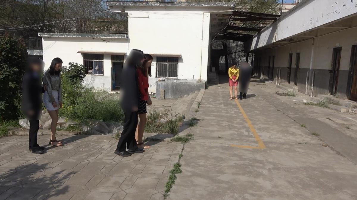 梨花雨 李天钰 清纯美女的不归路 剧情：三名女犯，一个因贩毒而被判处死刑，另外两个，清纯美女李天钰因为嘴角纠纷而一时气愤杀人，闺蜜好友为义气二协助，最终全部都走向了不归路！<br>【联系方式】QQ：3035514462 （定拍者加）