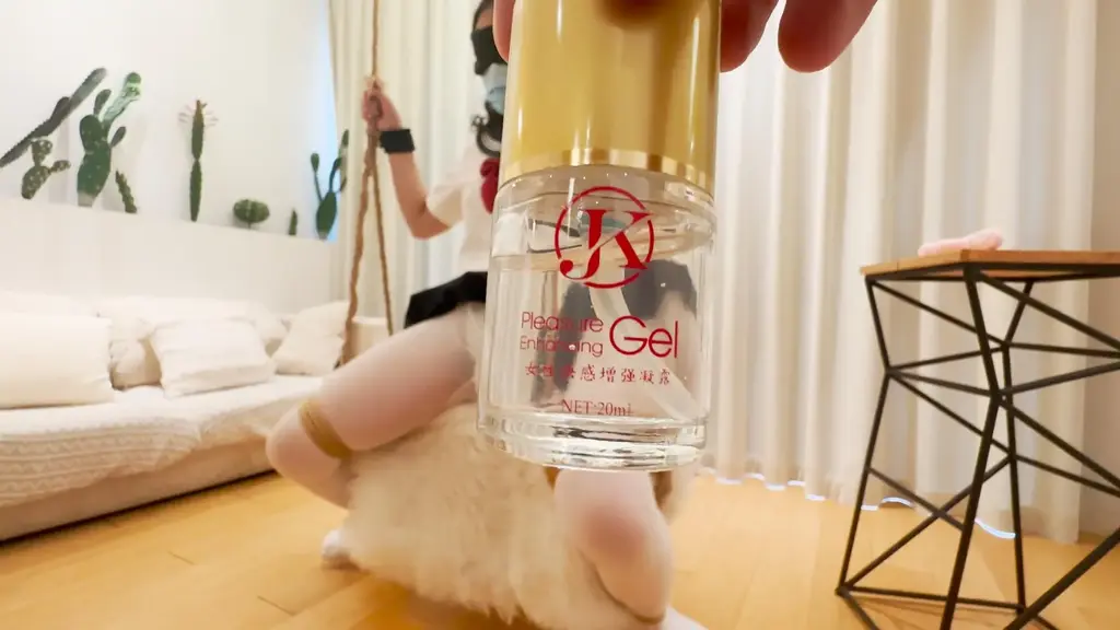 【悠悠】—Mild SM工作室 #2 在校大二学生悠悠，还是一直忍着不怎么出声，这次除了双跳D，一只内入，一只对准豆豆<br>后续还用了刺激增强凝露，涂抹在按摩B上，C入！！！随着按摩的增加，声音逐渐失控~直到身体颤抖<br>是无剪辑版哦<br>定拍、交流、体验绳艺、模特赚钱-QQ：1330178964