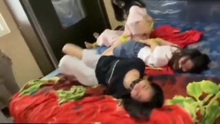 3名少女的捆绑挣扎游戏 唯美之家工作室的老视频：3名少女玩耍将自己以驷马形式绑起来，嘴巴被胶带封住10分钟充满挣扎<br>视频解压密码：123456