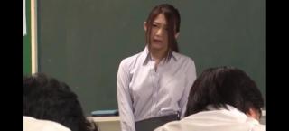折磨女教师 日本 女教师上课时竟戴着TD  而遥控器就在学生手里 为了不出丑只能强忍着不让自己叫出声来