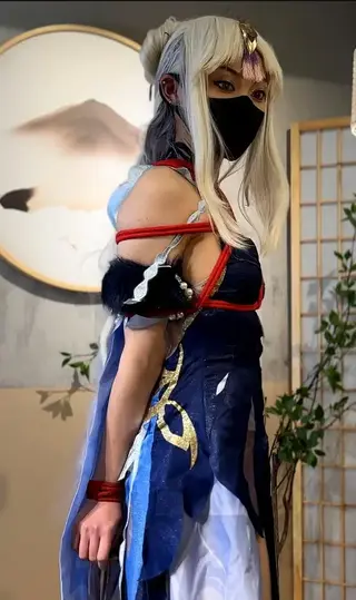 【RLL福利】cosplay凝光拘束预览 [金币福利]  RLL定拍 cosplay凝光拘束预览 [金币福利]<br>新模特泽楼cos凝光进行捆绑，胸缚后手开腿 sp<br>正片包含束缚过程和放置双视角，试发金币预览视频<br>由于第一个视频就被倒卖，所以妖狐吧正片推迟上架，如有需要完整版正片请联系企鹅<br>主要拍摄cosplay系列，定拍咨询/另找南宁绳模合作 企鹅1832307337<br>解压码RLLSTUDIO