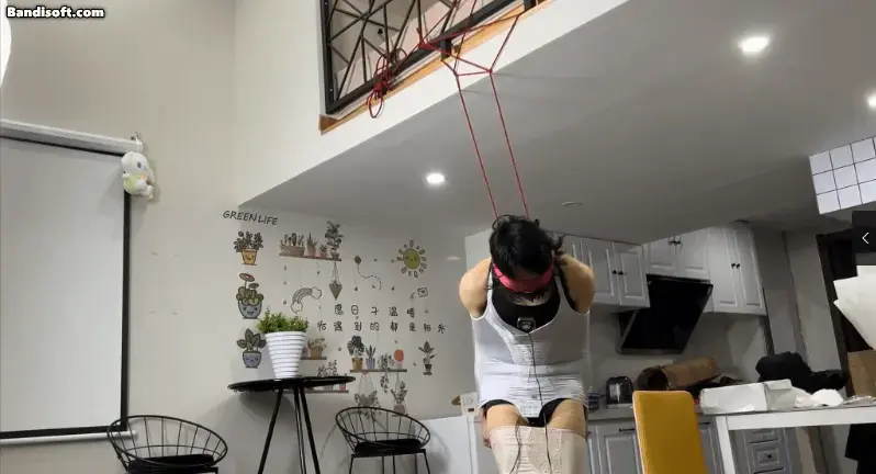 【黑魔法师】丝丝滑滑却又紧绷强力的拘束，夕被女士塑身衣包裹住身体，限制行动 长时间强制GC  接上一部剧情 夕被丝袜全包折磨了一整晚后 刚刚恢复了一点 黑魔法师又盯上了她的女士塑身衣，可怜的夕被全身套了好几件女士塑身衣 被包裹的动弹不得 然后被绳子连接到了房顶上 身上又被贴上了郊狼 <br> 黑魔法师还拿出了av棒子直接塞到了夕的敏感部位，进行长时间的榨汁，夕在女士塑身衣的包裹压力下和郊狼av棒子的刺激下 不断地GC.<br> 作者:黑魔法师<br>QQ：2946045390 推特@Melissa73142749<br>接视频定拍；也可以线下现实体验 <br>网盘视频是压缩文档类型 解压后吧TXT改成mp4 解压密码heimofashi123 请不要在线解压<br>