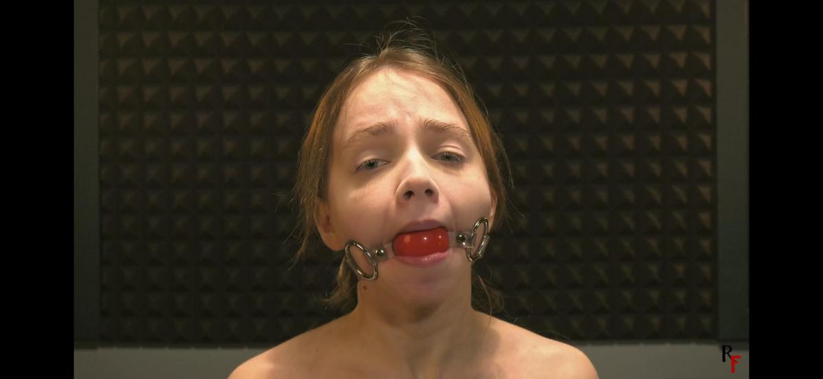 Arina - Gag test for a tiny girl with a roomy mouth (UHD 4K MP4) RF studio production<br>解压:发我123<br>在这个近一个小时的挑战中，23岁的可爱Arina坐在椅子上，用胶带粘在椅子上，我测试她接受不同插科打诨的能力。她的嘴不小，但相当宽敞和灵活，因为她一个接一个地插科打诨。<br><br>让我们分解一下：<br>这个片段中的镜头只聚焦在阿里娜可爱脸庞的特写上。她被绑在一把椅子上，椅子坐在转盘上。<br>视频遵循以下范式：装配工走近并在阿里娜的嘴里插科打诨。她花两分钟让它面对镜头，然后每边一分钟。然后索具者改变堵嘴。<br><br>起初，她的嘴里有一个裂口堵嘴，然后是一个中等大小的红色球塞，然后是一个中等大小的黑色球塞。之后，她的嘴巴被詹宁斯的医用口腔扩张器拉伸。<br>然后她被给予更重的插科打诨，首先是一个大的红色球塞，然后是一个大的白色球塞。<br>最后，装配工将一个大球[X_X]她的嘴里，并用透明胶带固定。<br><br>最后，阿里娜的嘴巴竟然和她的身体成比例真的很大，尽管乍一看似乎并非如此。享受！