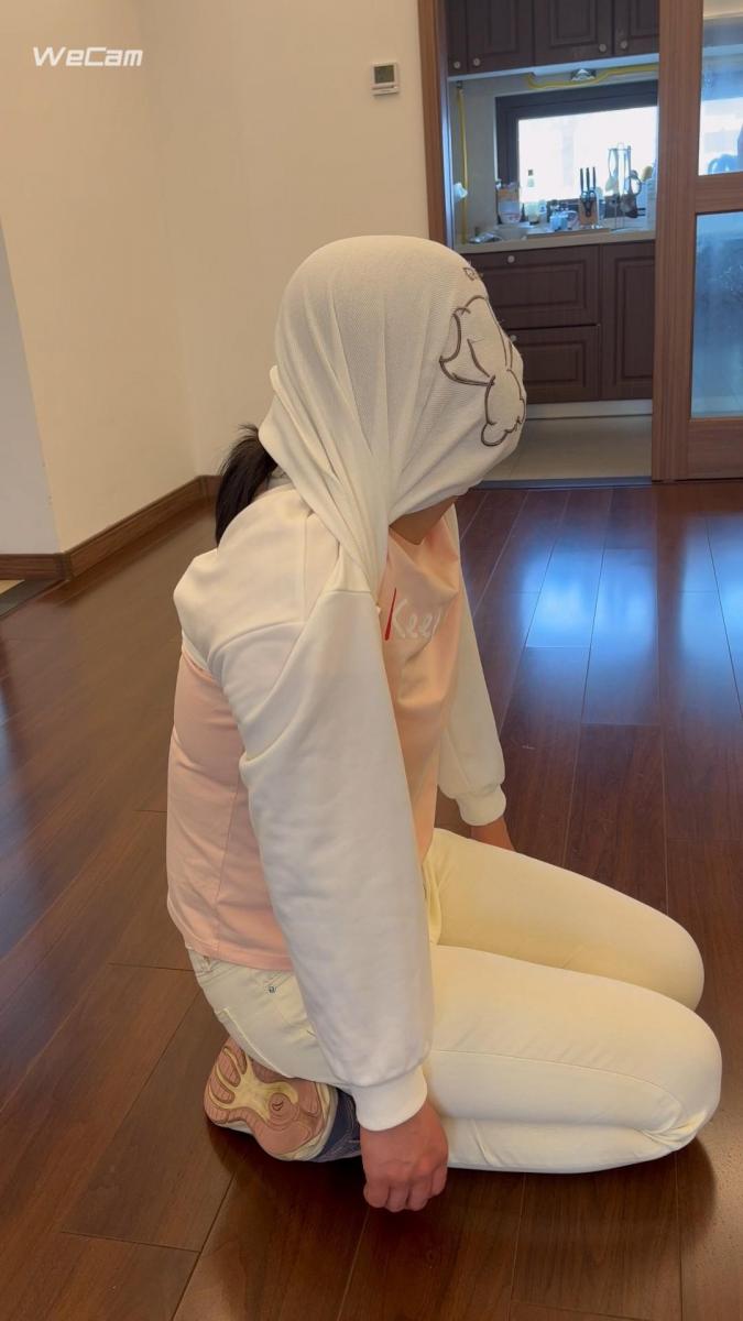【妻奴麦子定拍】大哥喜欢穿不同衣服的一米绳，中式后背缚，手铐脚镣，面壁思过4 【妻奴麦子定拍】大哥喜欢穿不同衣服的一米绳，中式后背缚，手铐脚镣，面壁思过，调教快上刑场前的女奴。<br>网盘资源为2K和4K，请大家根据情况下载<br>解压密码：softkb,解压后修改扩展名rar，再次解压即可。<br>Qq：2716870964(请注明来意)<br>TW：@xinhaizhang5