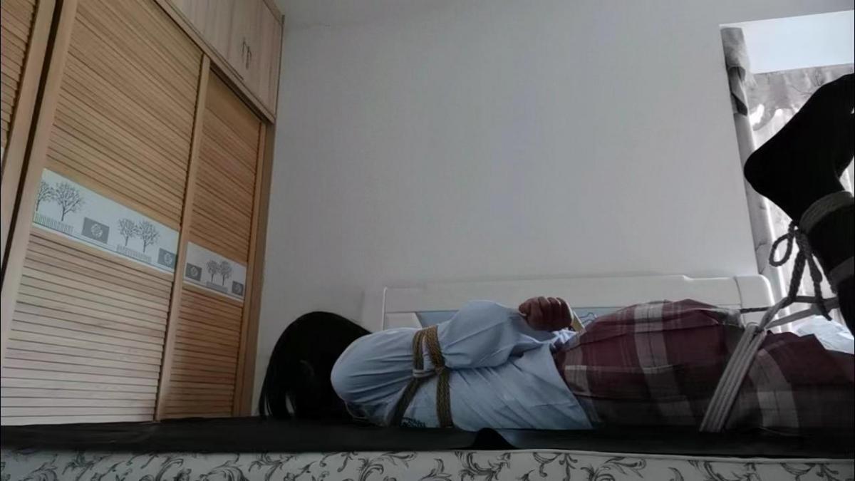 璇云的自缚 第一次发视频还不太熟练QAQ，这次是在家里的绑的驷马，可惜下午时间不太够绑好后没能好好挣扎，后手的绳圈没收太紧Σ(っ °Д °;)っ但也怕收紧了解不开，那样的话太尴尬。最后也欢迎喜欢kb友友来找我玩a，私信我尽量都会回复的。<br><br>