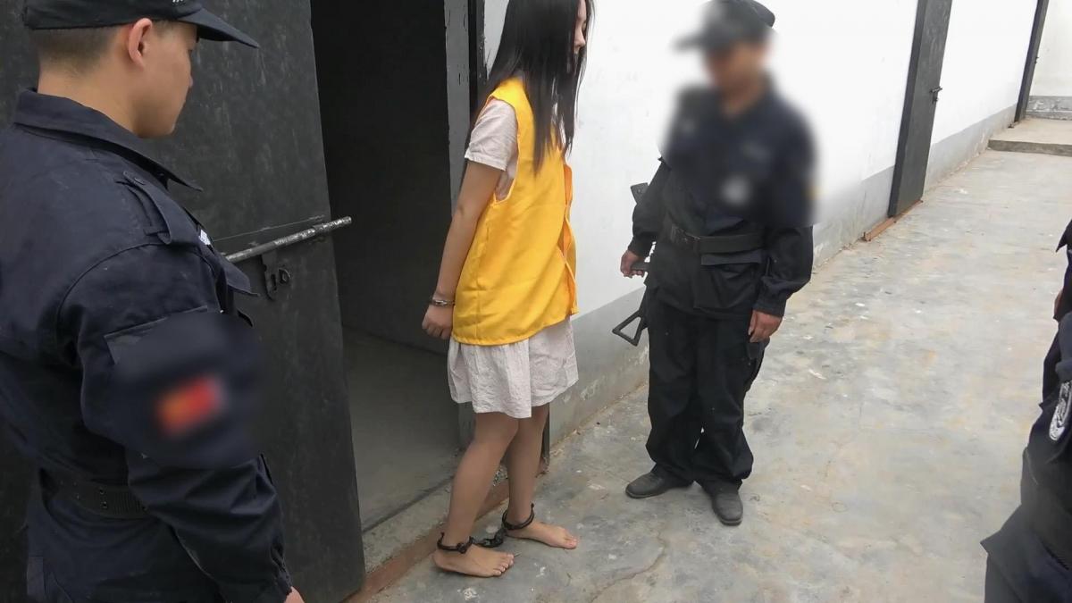 梨花雨 天眼 天眼 女死刑犯临行末日  剧情：两个年轻貌美的女死刑犯，在经历了公捕审判、狱中关押、上死铐、五花捆绑上刑场的过程后，最终飞灰湮灭，为自己的行为付出了生命的代价！<br>【联系方式】QQ：3035514462 （定拍者加）