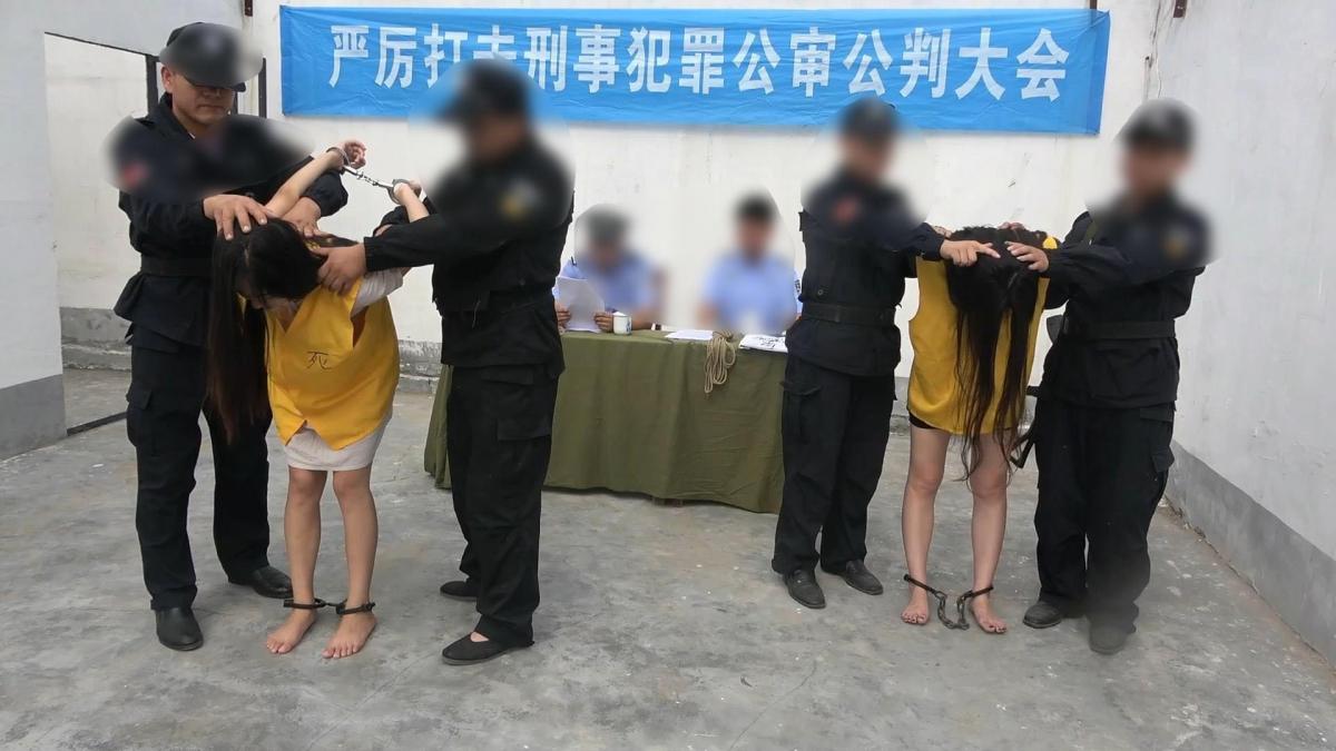 梨花雨 天眼 天眼 女死刑犯临行末日  剧情：两个年轻貌美的女死刑犯，在经历了公捕审判、狱中关押、上死铐、五花捆绑上刑场的过程后，最终飞灰湮灭，为自己的行为付出了生命的代价！<br>【联系方式】QQ：3035514462 （定拍者加）