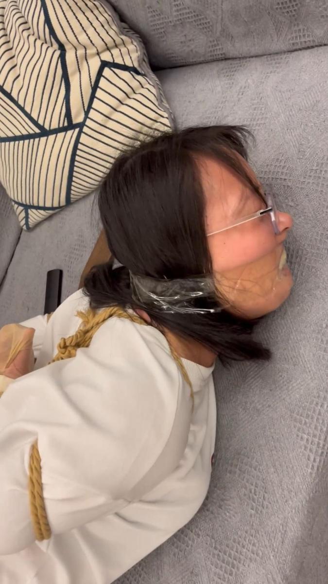 【妻奴麦子定拍】麦子被劫匪抢劫 网盘资源为2K和4K，请大家根据情况下载<br>解压密码：softkb,解压后修改扩展名rar，再次解压即可。<br>Qq：2716870964(请注明来意)<br>Twitter：@xinhaizhang5<br>麦子下班回家，在门口脱鞋，脱好后，埋伏在家里的劫匪突然出现，用刀子逼住麦子，用内裤堵住麦子的嘴，然后让麦子靠着墙蹲下。劫匪把麦子嘴里内裤掏出来，问钱，麦子摇头不给，劫匪把内裤重新塞回去，然后用透明胶带封嘴，劫匪消失。麦子蹲了一会，挣扎着站起来，想跑，到门口试着开锁，弄了半天弄不开。劫匪出现，过来把麦子推倒在沙发上，把脚和膝盖捆好，麦子挣扎着站起来，在屋里蹦，先蹦到门口发现门被反锁，然后蹦到窗户附近想求救。然后劫匪把麦子推着一点一点蹦着坐回沙发上，劫匪把麦子的脚换成交叉捆绑，然后劫匪离开，麦子发现手机还在沙发上，就用被捆着的脚试着解锁打电话，试了半天不行，手机掉到地上，麦子坐着用脚接着试，然后劫匪出现，把麦子裤子扒下来漏出内裤，给麦子塞进[X_X]，然后绑上股绳，再把麦子每只手套上短丝袜，然后留麦子拼命挣扎。最后劫匪把麦子扔到卧室的床上，捆成驷马，然后蒙住眼睛，留下麦子拼命挣扎。