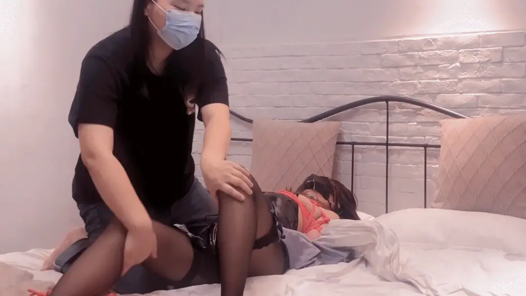 ee郊狼强制 这是一部谔谔郊狼放置的视频，展现了谔谔在郊狼和zdb下的挣扎。视频中包含了多个不同的拍摄地点，每个场景都有着独特的魅力。通过谔谔的呻影和挣扎，展现了放置EE的独特氛围。