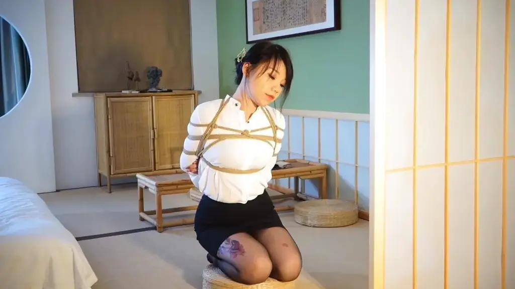 嫣儿 黑丝OL捆绑丝袜堵嘴 锐度绳艺模特嫣儿的OL捆绑，嫣儿身穿白色衬衫黑色包臀裙黑丝袜，上半身被标准日式胸缚捆起上半身，下半身绑上变种的绳裤勾勒出嫣儿的好身材，然后丝袜极限堵嘴，一条腿并腿缚另一条和脖子捆在一起，最后蒙上眼睛，嫣儿动弹不得十分难受。