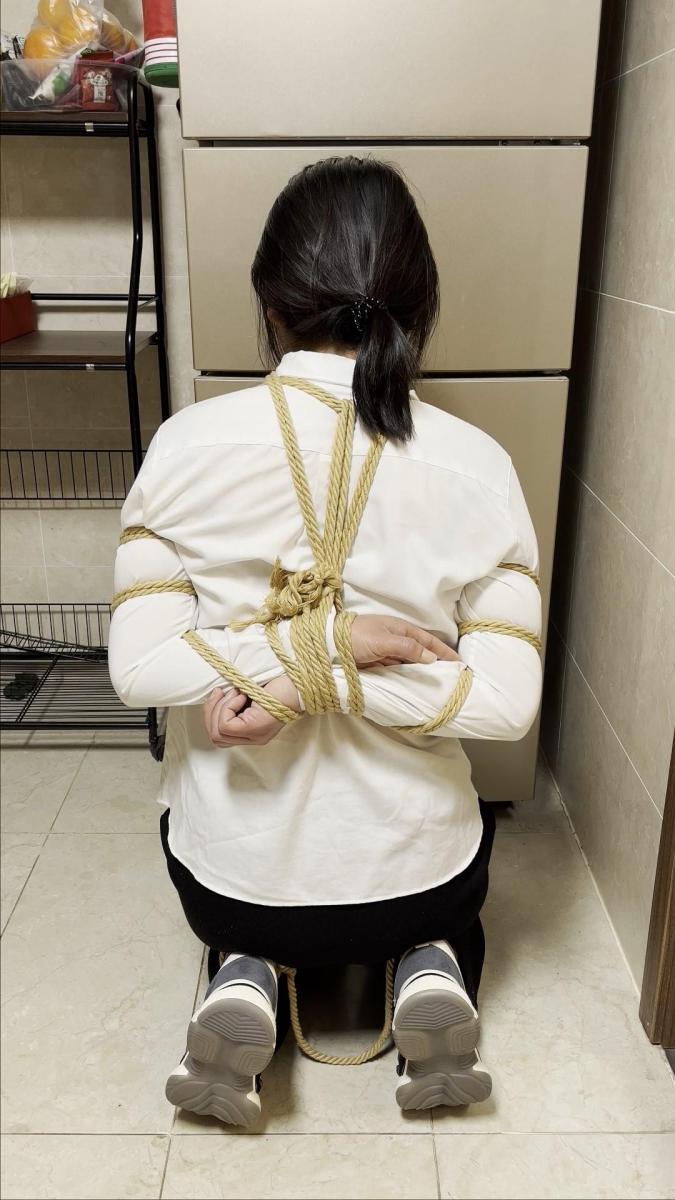 【妻奴麦子定拍】麦子抓捕，押付刑场执行 麦子抓捕（双手抱头跪门口），收监后，换囚服提审，五花大绑，拍照，押解指认现场，跪着押回监室罚跪面壁5分钟左右，押付刑场执行<br>网盘资源为2K和4K，请大家根据情况下载<br>解压密码：softkb,解压后修改扩展名rar，再次解压即可。<br>Qq：2716870964(请注明来意)<br>Twitter：@xinhaizhang5
