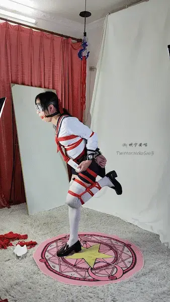 [坎喵]过膝白丝水手服JK后手直臂折腿悬吊自缚 哈喽，这里是坎喵，是个努力想要变可爱的男孩子~<br>这次是一次自缚吊缚，试图还原之前看到过的某一张图x<br>服装是水手服 过膝白丝，捆法是上身后手直臂 胯绳受力 一条腿折腿然后用电葫芦悬吊，道具还是经典的眼罩口枷训练器三件套~<br>脱缚方式上做了一点改进，将电葫芦的遥控器用绳子连接到胸前，这样能够保证在定时锁解开后就能够拿到遥控器解脱，但是没有解开的话是绝对碰不到遥控器的~那种解开的希望就在身前但是怎么也够不到的感觉也是很绝望呢~<br>前23分钟为自缚过程<br>盘传源文件会挂，所以传了压缩包，如果可以尽量用林子的保管库下载吧<br>另外推特和林子同名，ID @NekoSao3，会不定时更新瑟图和小视频，欢迎关注~<br>随缘接定拍，有需求的客官可以林子站内信或推特私信联系~<br><span style='color:#b0b0b0;'>[隐藏文字，购买后可见]</span>