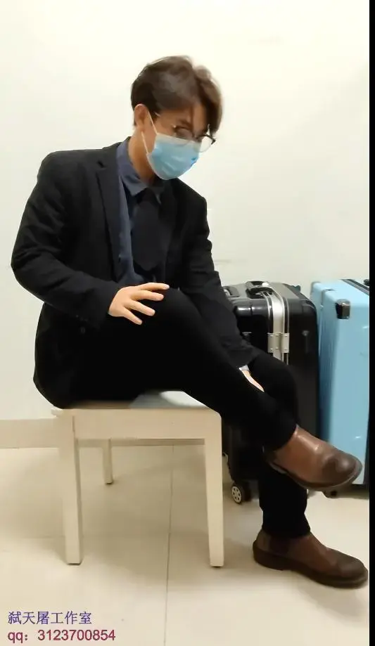 【By：弑天屠OwO】痴女小偷大意了1~落入手中~♥ “绑男”剧情来啦！！！首次尝试绑男剧情，萍萍（小姐姐）和小哥哥的首次姿态变化！！！皮带，玩具，自w，众多元素应有尽有！！！<br>因为为了达到视频全程无尿点的精华视频，所以本工作室的视频时长较短，其实是省略了许多不必要的拍摄片段。<br>【By：弑天屠OwO】痴女小偷大意了1~落入手中~♥<br>弑天屠工作室<br>《盗版大哥们请不要去水印，谢谢~》<br>《文件解压密码：弑天屠 修改后缀成压缩包，解压两次。》 工作室业务范围：本工作室接受定拍，原味丝袜衣物（包邮哦）出售。<br>详情情咨询qq：3123700854