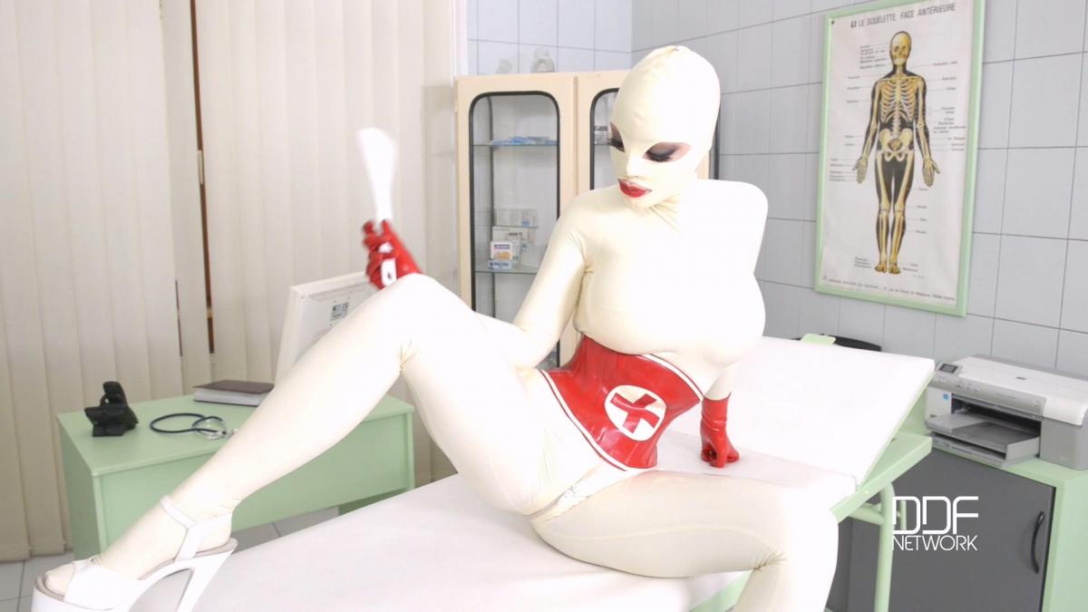 Latex Sex Goddess's Self-Spanking and Masturbation Solo The incredibly stacked Latex Lucy, DDFs BDSM Goddess for 2014, is today outfitted in ivory head to toe latex<br>护士款的乳白色胶衣女郎