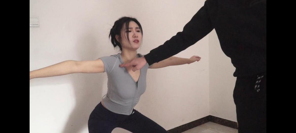 【逍遥订拍】穿越点穴 模特吴晗 点穴定身元素  女主是一名妃子，一天从清宫穿越到了现代，一天下班回家遇到了易容成皇上的采花贼也来到了现代，此时女主回到家中，坐在沙发上的男主爱妃好久不见了，这时女主立马向前给男主请安，说道臣妾给皇上请安，男主说道爱妃这些天你上哪去了，让朕好找啊，女主说道臣妾那日在御花园中赏花，不知怎的突然风云变色，就被一阵风给卷走了，待臣妾醒来，就来到了这个陌生的地方，不知皇上怎么也来到了这个地方，男主说道那日听闻爱妃被一阵风卷走之后，朕日夜相念，不知怎的就来到了这个地方，，这时女主有点难受的表情，男主问道爱妃怎么了，女主说道臣妾快蹲不住了，男子笑道你不会自己起来么，女主说道皇上你忘了，你不喊平身臣妾是不能站起来的，这时男子喊道平身吧。。这时女主立马站了起来，拍了拍自己的双腿。。。。。重点【这个时候女主与男主的对话是保持请安半蹲的姿势】这时男主说道爱妃好久不见我们进房吧，女主喊道讨厌，于是男主便把女主公主抱的抱上了床，男主把门关上走到床前把女主往床上一丢，女主顺势在床上滚了一圈，女主喊道你弄疼臣妾了，，，男主走向前，摸了摸女主的小脸蛋便开始准备脱衣服，此时女主看到男主的手腕，突然大声喊道，你到底是谁，这时男子笑道我不就是皇上么，，女主说道你骗得了别人骗不了我，皇上手上有一块胎记，而你没有，男子笑道看来还是被你发现了，，此时男子准备扑向女主，女主准备逃跑，可惜跑到门口准备开门的时候被男子点了穴道，女主惊恐到你，快解开我穴道。男子笑道我好不容易制住你，怎么可能轻易放了你，男子将女主转了个身朝向自己，我告诉你吧，我早就听闻皇宫有一绝色佳人，那日我潜入皇宫，刚好瞧见你被那阵风吹走，，于是我变飞入那风之中，和你一起来到了这个地方，，你想不到吧。。。女主大喊救命，被男子点住哑穴，女主保持张开嘴的姿势，可以张开大一点。这时男子说道自从那日见到你的笑容我就被你迷住了，女主用不屑的眼神看着男子，，男子在女主笑穴上一点，女主立时笑起来，注意【哑穴未解只能发出轻微的笑声】男子开始在女主身上抚摸起来，过了一会男子看到女主表情很难受便解开了女主的哑穴，女主立时大笑，男子看到女主的笑容越发的兴奋，这时女主忍住不笑可惜试了2次都失败了，，，最后笑的快断气了，开始求饶到你快解开我的笑穴，再笑下去我快断气了。。。于是男子在女主笑穴上一点，女主立马停下，嘴里喘着气，这时男子把女主扶到穿边，顺势一推，女主倒在床上，女主笑穴上一点，女主立时笑起来，注意【哑穴未解只能发出轻微的笑声】男子开始在女主身上抚摸起来，过了一会男子看到女主表情很难受便解开了女主的哑穴，女主立时大笑，男子看到女主的笑容越发的兴奋，这时女主忍住不笑可惜试了2次都失败了，，，最后笑的快断气了，开始求饶到你快解开我的笑穴，再笑下去我快断气了。。。于是男子在女主笑穴上一点，女主立马停下，嘴里喘着气，这时男子把女主扶到穿边，顺势一推，女主倒在床上，男子把女主摆正姿势开始托女主的裤子，女主喊道求求你不要这样，就在这时男子肚子有点疼，说道来的真不是时候，对女主说道小美人待我解决之后再来享用你，就在男子出门之后，女主想办法冲开穴道，注意【冲穴道的表情要到位】过了一会穴道终于冲开，女主躲在门后，待男子进屋发现屋里没人，女主夺门而逃，逃往客厅。这时换上第2套服装最终被男子点住穴道，抱回房间，把女主放到床上，脱了女主的鞋子和袜子，开始玩了玩女主的美脚，说道这么不听话我得惩罚你一下，刚才美人笑的那么漂亮，这回我想看下美人哭起来是不是也那么美，，女主喊道做梦，，男子说道那就由不得你了，在女主哭穴上一点，女主立马哭了起来，哭了一会男子说道我这个人心太软见不得美人哭还是笑吧，在笑穴上一点，女主立马又大笑起来，，，男子给女主摆了几个造型之后，最后玷污了女主。。。。之后男子准备杀人灭口，女主求饶道不要杀我，男子笑道不杀你也可以，以后叫你做设么就做设么，，女主答应，，于是男子叫女主双手平行上下蹲15个，，，女子照做，就在女主坐到第15个的时候，男子在女主穴道上一点，女主保持半蹲的姿势，这时男子说道88了美人你就这样蹲着吧。。。这时镜头拉近可以看到女主双腿发抖，和面部难受表情，嘴里喊道谁来救救我。