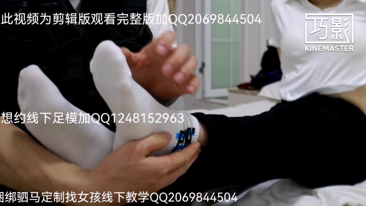 【WB痒艺工作室】纯素人女主开发（剪辑版） 这一次的模特过去从没有接触过tk等小圈，属于纯纯的路人，第一次尝试还有点放不开，这次一改往日的拍摄手法，注意：这是剪辑版，观看完整版请联系WB！！喜欢的同好多多支持正版，支持原创;如对视频有其他想法或者反馈意见，以及需要视频定制的可联系企鹅：2069844504，也可以联系wx：awey521；同时为了方便同好的定制需求，推出以下业务须知：<br>接受定制tk拍摄作品内容价格100-500都可以拍；<br>定制内容如下:<br>可以加各种类型题材的拍摄，包括服装，道具，角度；<br>天脚，挠脚心，挠全身，挠腋下，肚脐，天腋下，肚脐，挠脖子，加道具tk100道具有:橄榄油，气垫按摩梳，足伽等等……打字，捆绑全身，绳艺，绑带，绑床tk，墙上tk，刑具躺tk;<br>天脚有，咬，虐，崴脚，扭伤，治疗，超用力按压，撕袜（棉袜，丝袜都可）定制可选袜子，袜子可赠送，可接定制袜子天数<br>服装:仙女服，王者荣耀服饰，情趣服<br>剧本:户外，室内，夜晚，入室，重口味等等……<br>女孩很多任选择，期待与你的合作！<br>（拓展业务：漫画汉化，出成品漫画，定制3D漫画(可满足各种xp) 偶尔约稿）；<br>新增业务：可接素人开发，全国均可空降，业务定制内容可详谈。<br>（注：压缩包文件请下载到电脑上或移动设备上，然后再进行解压，请勿在线解压，切记！！）