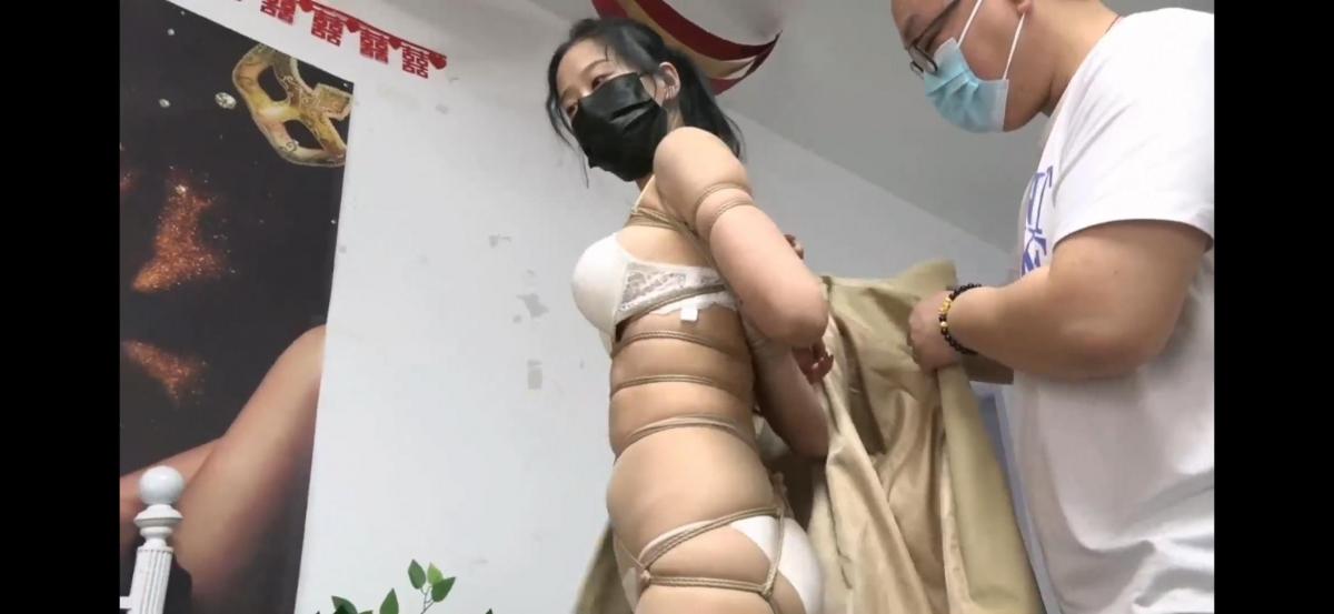 【逍遥工作室订拍作品】一号技师第三第四集合集～ 发布一个合集，对应的是一号技师第三第四集，有单独购买过的小伙伴不用购买了哦<br>剧情背景是我们的技师经过上次一个奇怪的男人，不按摩只是把自己捆绑起来还特地的给自己按摩，而那个男人似乎也是意犹未尽，所以这次再次让我们的技师上门服务，前提是得将她捆绑起来，于是足浴店老板按照客户的要求将技师内衣捆绑好，套上一件大衣外套，不一会技师就被带到了眼镜小哥的家中，眼镜小哥迫不及待的脱掉技师的大衣外套，外套下隐藏的果然是被绳索布满身体，显得极具美感，那么接下来就让我们一起来看看眼镜小哥是如何对待上门服务的一号技师的吧～
