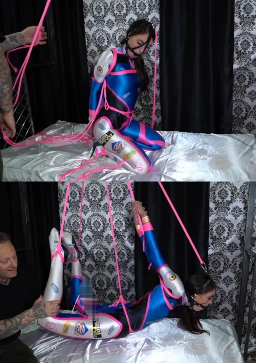 D.VA HOISTED INTO A SEVERE ARCH 性感的阿什利·沃尔夫（Ashley Wolf）穿着她丝滑的D.Va角色扮演紧身连衣裤，逐渐被绑住，并被悬挂起来。好吧，它一开始是蝎子式的系带，然后全悬挂。这段视频基本上是未经编辑的，所以你可以看到Ashley和Shiny之间的来回，观看ShinyBound片场的实际情况，以及良好的沟通对安全至关重要，良好的化学反应会让视频热火朝天！哦，是的，Shiny绝对让它保持性感。。将阿什利抬到一个戏剧性的拱形物中，主要由她的胯部绳索支撑（可怜的阿什利的[X_X]仍然对之前拍摄的D.Va第1部分视频中的激烈鞭打和[X_X]很敏感…），然后旋转和振动她，直到她再次用力打嗝！Sexy Ashley Wolf in her silky D.Va cosplay catsuit gets progressively tied and hoisted into a suspension. Well, it started out as a Scorpion style hogtie, and went full suspension. This video is largely unedited so you can see the back and forth between Ashley and Shiny and watch what actually happens on a ShinyBound set and how good communication is essential to safety, and good chemistry makes a steamy hot video! Oh yeah, Shiny definitely keeps it sexy.. Hoisting Ashley into a dramatic arch, largely supported by her crotchrope (poor Ashley's pussy is still sensitive from the intense flogging and orgasms from the D.Va part 1 video filmed moments before..) and then spinning and vibing her until she cums hard again! 