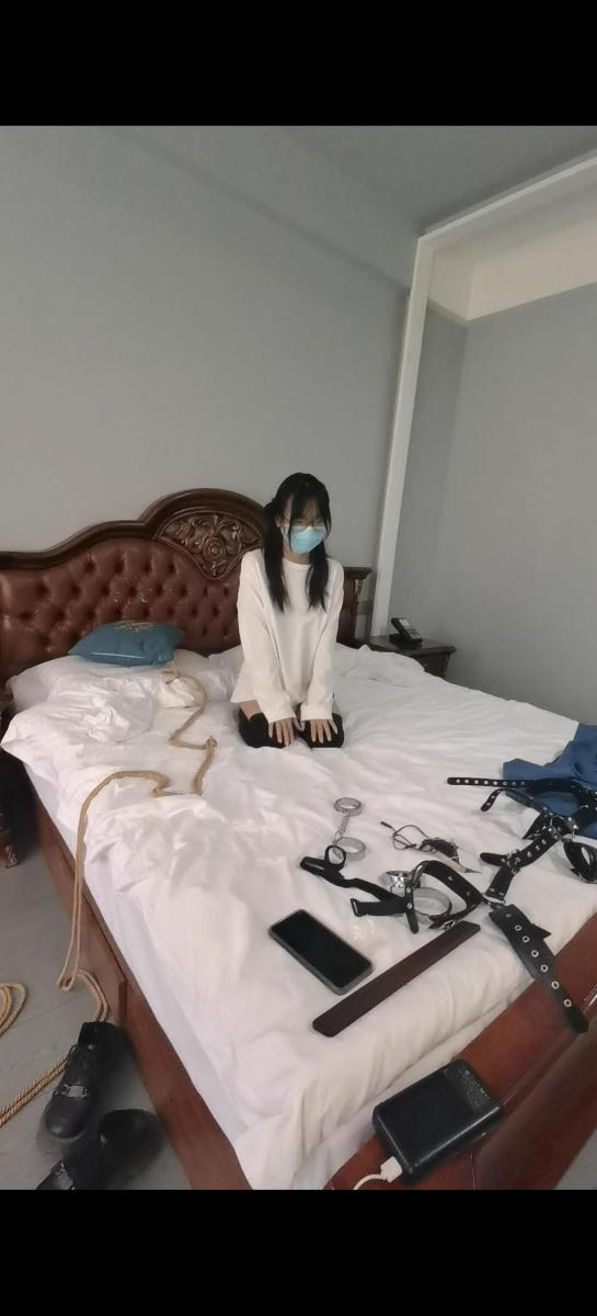 工作室新人报到！新人小喻报道！② 今天让新人小喻诗经体验了一下，首先在小方的协助之下尝试了拘束具和镣铐，还尝试了一下郊狼哦，没想到小姑娘还挺适应郊狼的，第一次尝试开到40居然还能承受，并且也体验了一下sp的感觉哦！也不知道小家伙会不会以后解锁更多的尺度更大的绑法呢？顺带一提这个小家伙给肥宅同学聊的时候偷偷透露过自己有抖m属性哦很期待以后的开发呢！<br>如有定拍需求还请联系QQ：3078316178