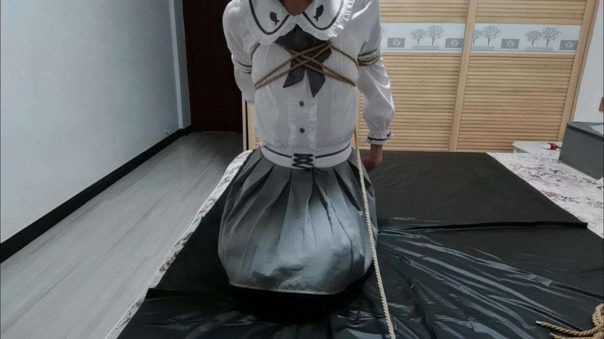 小璇的自缚 哈喽喽(//∇//)这次清明回家玩了会绳子，尝试一下下给自己帮绑个直臂驷马，好像没收紧看起来直臂效果不太行唉，不过我也不太敢拉紧有点怕疼～，捆到后面发现绳子有点长驷马松了点(=_=)，虽然挺舒服的但捆自己果然还是难有点困难～。ps：应某位小伙伴请求口罩下面还是用胶带封住了嘴巴不过没有呻吟～就是啦。<br>还有要说明的，我是男生只是喜欢好看的裙子。