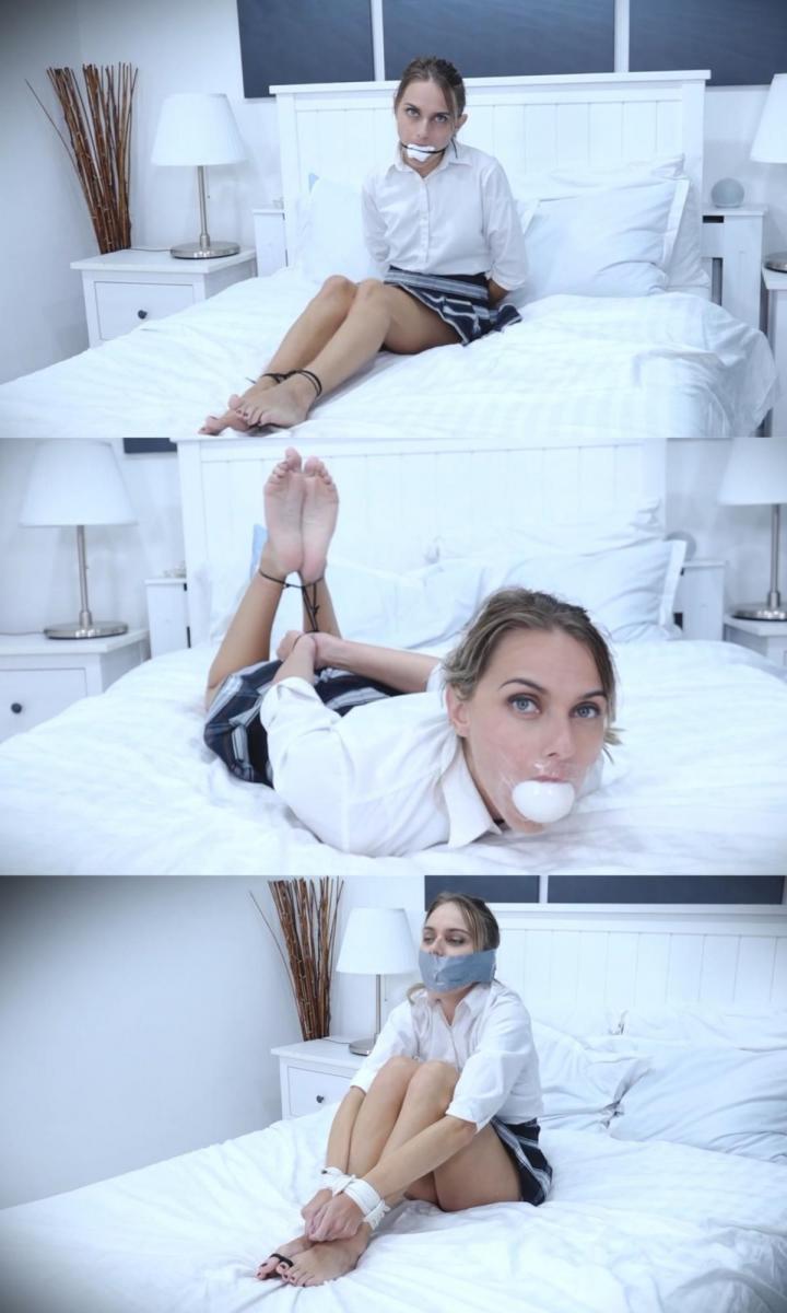 Chloe - College Girl Blackmailed Into Bondage 克洛伊是被一个对她不利的人打电话给她的。他命令她坐在床上，脱下鞋子。他用鞋带绑住她，脱下袜子。他把她自己的脏袜子塞进嘴里，把鞋带系在她的头上，把它们紧紧地固定住。她试图扭动鞋带，但鞋带绑得太紧，脱不下来。。。Chloe is called by someone that had something against her. He commands her to sit on the bed and take her shoes off. He ties her with shoe laces and takes off her socks. He stuffs her own dirty socks inside of her mouth and ties shoe laces around her head to keep them tightly secured. She tries to wiggle her way out of the shoe lace ties but they are tied too tight to get it off. She MMMMPPPPHHSS...