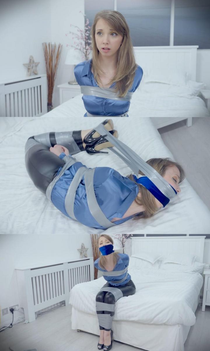 Lil Missy UK - Secretary Captured 以Lil Missy英国故事为主角，Missy在办公室辛苦工作了一天后刚刚回家。当她坐在床上时，当她有空闲时间的时候，她会想一些有趣的事情做，但突然一个男人从后面抓住了她，她才知道自己被他的手堵住了。米西试图尖叫，但那个男人紧紧抓住她的嘴。她挣扎着挣脱，但是。。。Featuring Lil Missy UK Story Missy just arrived home after a day of hard work in the office. When she sits down on the bed, she thinks of fun things to do while she has some free time on her hands, but suddenly a man grabs her from behind before she knows she is silenced by his hand with a hand gag. Missy tries to scream but the man tightens his grip on her mouth. She struggles to break free, but...