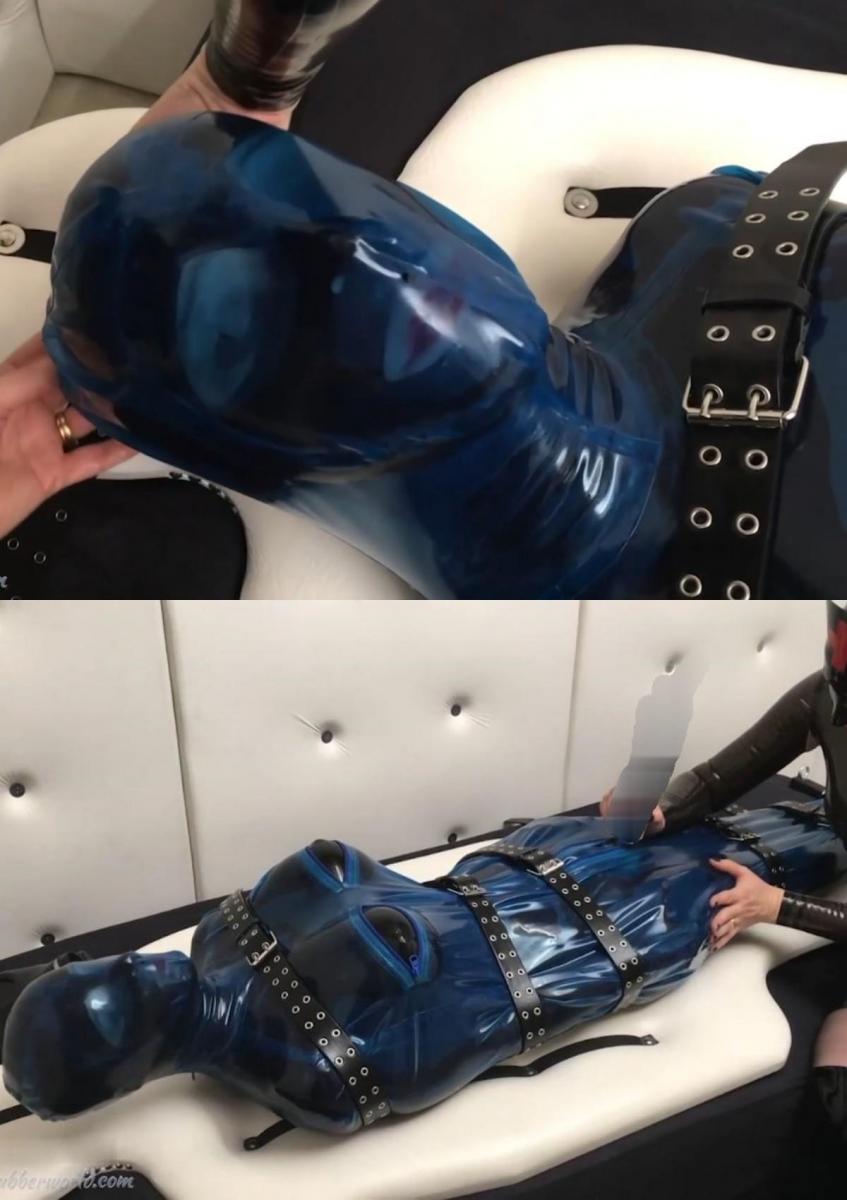 Latex Lea in Anna Rose's Clinic part 2 第二部分开始时，Latex Lea仍被困在紧紧的乳胶睡袋里。一旦Anna觉得Lea受够了，她就摘下防毒面具，戴上连在睡袋上的风帽。看到Lea真的很享受如此无助的感觉，她用日立来取笑她，增加了她的乐趣。当安娜享受着她无助的橡胶娃娃时，Lea不得不在紧紧的袋子里挣扎。Part 2 picks up with Latex Lea still trapped in the tight latex sleepsack Once Anna feels Lea has had enough, she removes the gasmask and pulls on the sleepsacks attached hood. Seeing that Lea is really enjoying being so helpless, she adds to her fun by teasing her with a Hitachi. Lea is made to grind and struggle in the tight sack as Anna enjoys her helpless rubberdoll.