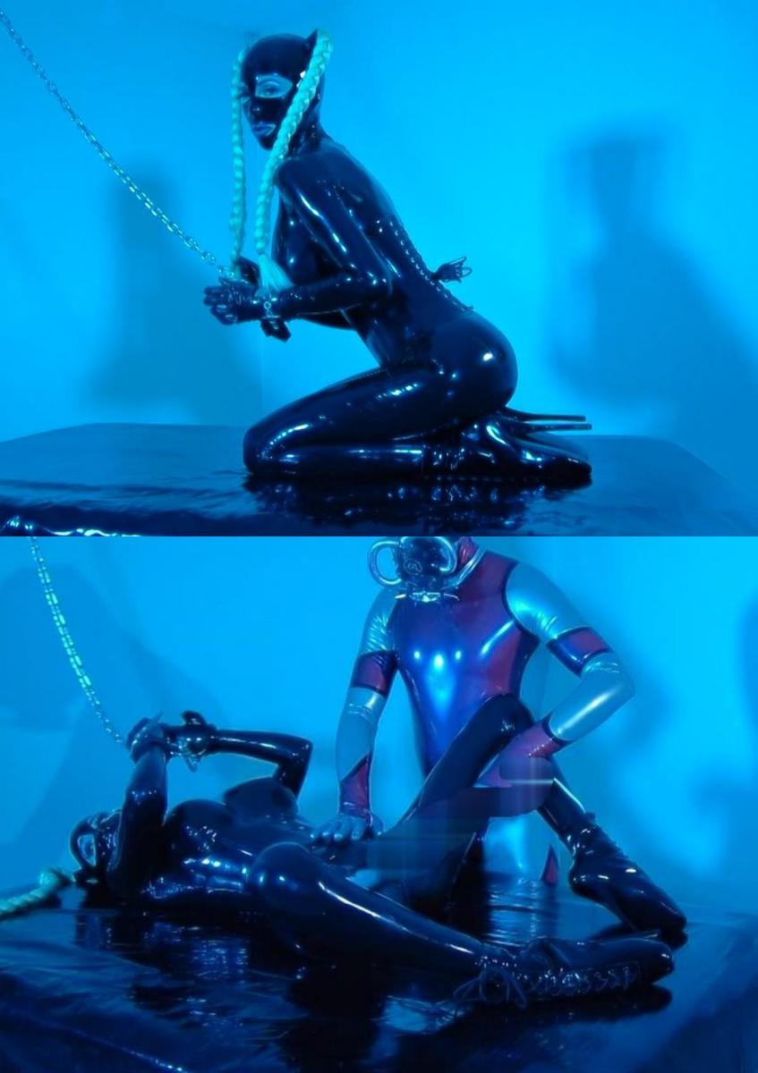 Ass Whipping and Pussyplay for the Chained Doll with Balletheels Rubberdoll穿着一身黑色衣服，穿着芭蕾舞鞋，被锁在乙烯基桌子上，等待她的Latexmaster Rubber_Jeff。他走了进来，开始摸他的橡胶娃娃。他给不守规矩的奴隶主带来了一个惊喜！一些鞭子！她需要惩罚，然后才能被移交给犯罪嫌疑人The Rubberdoll is dressed all black, wearing her ballet boots,chained on the Vinyl table, to wait for her Latexmaster Rubber_Jeff. He comes in and starts to take a feel of his rubbered doll. He brought a nice surprise for the unruly slavegirl! Some whips! She needs punishment before she is turned over to be made to cum