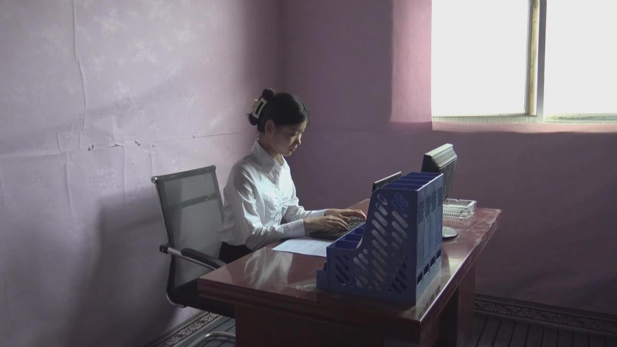 【胜景新场地】定拍转公映《不老实的女秘书》 上集   女秘书抓到以后被安排在一个楼里，没有想到她趁没人的时候逃跑被抓回来 女秘书抓到以后被安排在一个楼里，没有想到她趁没人的时候戴着镣铐逃跑，最后被抓回来，为了惩罚她逃跑给她锁上背铐。腰链链接脚镣，只能弯腰走路，等待她的还会是怎么样的惩罚，请欣赏视频，下集更精彩QQ342642509