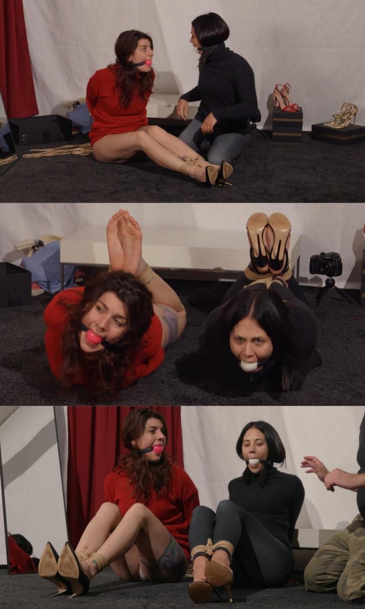 Mia and Laura - The evil photographer (mobile) 米娅带着她的朋友劳拉去找一位摄影师，拍摄高领毛衣和毛衣的时尚照片。他们穿上热衣服，但不得不等待。他们坐在沙发上，在一个装有射击设备的盒子里翻动。兴奋的劳拉很好奇，发现绳子在里面。两个女孩都开始玩它，互相捆绑，甚至玩他们在盒子里找到的插科打诨。摄影师出现了，热情高涨，继续把它们绑得越来越紧。两端打结，绳子塞住。最后，摄影师把毛衣的领子拉到他们的口鼻上。Mia takes her friend Laura to a photographer for some fashion shooting about turtlenecks and sweaters she said. They put on their hot clothes but have to wait. Sitting on the sofa they dicover a box with shooting equipment. Excited Laura is curious, finds out that rope is inside. Both girls start playing with it, tying up each other, even playing with the gags they find in the box. Photographer appears and is enthusiastic, continues to tie them up, tighter and tighter. Both end hogtied, rope gaggged. In the end photographer pulls collar of the sweater up over their mouths and noses.