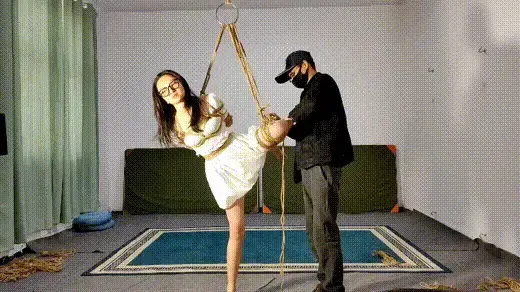 甜心白露初体验 甜心女孩白露初次体验绳艺捆绑，她表达了自己来时的心情和喜悦，怀着激动与憧憬的心情来到了体验工作室，第一次就体验了日式以及单腿悬吊，和极限欧式直臂紧缚，最后还给大家分享了体验捆绑过后的感受。视频解压密码：chuxin   。<br>新乡绳艺体验店面向全国爱好者开放，本店提供绳艺捆绑模特服务，体验女绳师捆绑服务，体验长时间囚禁服务，绳艺教学培训，绳艺交流会，场地出租，专业麻绳销售，原创视频套图销售，作品私人订制，模特原味丝袜出售等，另外本店招募同好合作伙伴。微信：15670557280（司瑶）shangui7988(山鬼） QQ：1077384455