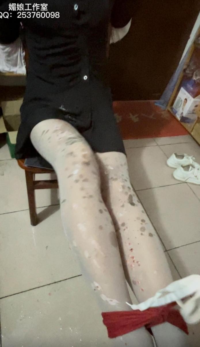 惊心动魄 媚娘工作室<br>   一窗之隔，窗外左右领居聊天唱歌<br>窗内M受苦受难，还不敢发出声音<br> 啤酒灌醉  小玩具虐脚心  滴蜡<br>业务咨询253760098  闲人，闲聊天的勿扰