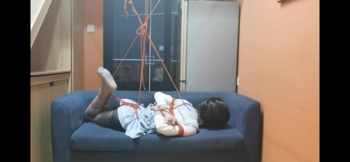 趴下收紧的驷马自缚 绑一个趴下收紧的驷马自缚先固定三根吊绳，然后绑腿股绳，股绳剩的绳子从脚腕绳子穿过去再拉回来，再绑一个胸缚，剩的绳子背后打结固定，留个绳圈然后绳头打结从脖颈后面绳子穿过去，跟最左边吊点的绳子连接，然后最右边吊点的绳子绑在膝盖绳子上，翻身压在腿下面，中间的绳子跟股绳连接，然后双手伸进去趴下就好啦，这样手腕被左边绳子拉紧，驷马被中间绳子收紧，趴下会后退，然后膝盖的绳子被右边收紧，这样就起不来啦，左边吊点的绳子绑了个活结，本来想着努努力够到那根绳子拉开，然后废了半天劲够到了，拉开活结发现绳子卡主了~根本没松~~（直接的视频如果有和谐的可以私信我我补发给你）~<span style='color:#b0b0b0;'>[隐藏文字，购买后可见]</span>