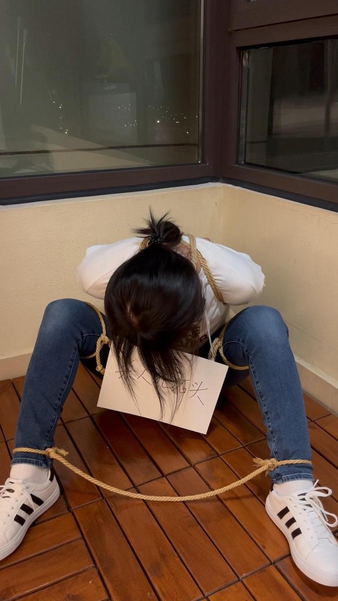 【妻奴麦子定拍】麦子深夜回家被抓，阳台示众后执行 麦子深夜回家被抓，戴上手铐脚镣，搜身后被押到阳台罚跪，之后换上衣服，被五花大绑，带上牌子拍照后在阳台示众后执行.<br>网盘资源为2K和4K，请大家根据情况下载<br>解压密码：softkb,解压后修改扩展名rar，再次解压即可。<br>Qq：2716870964(请注明来意)<br>TW：@xinhaizhang5