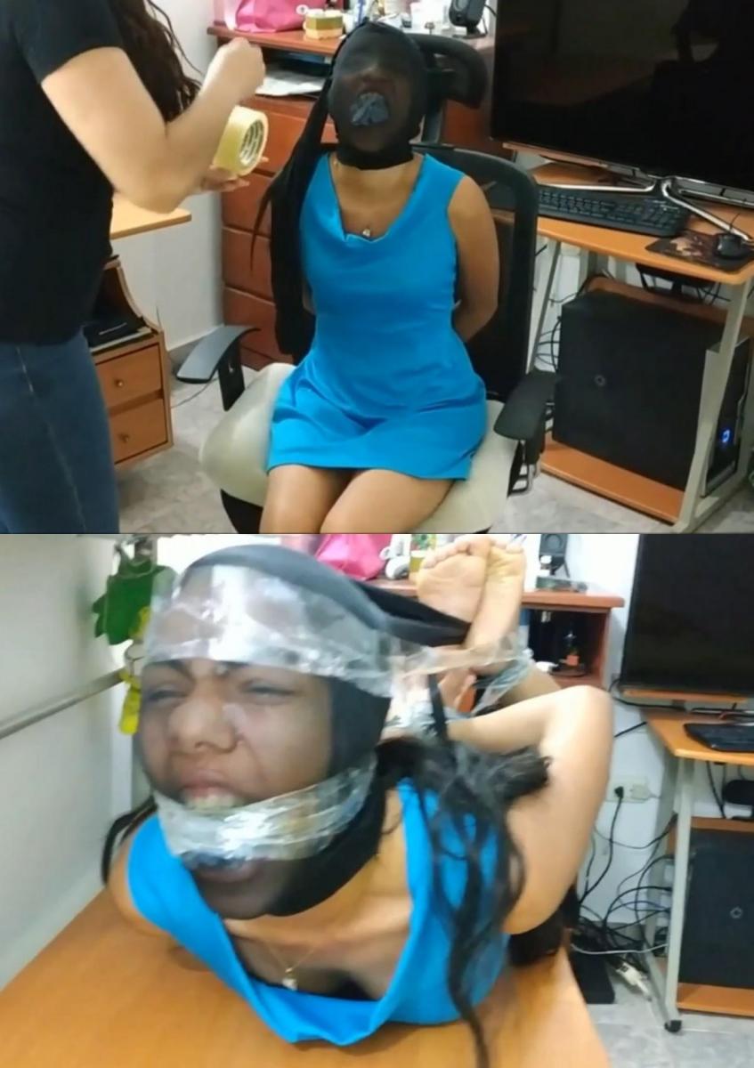 The Spit Pig (Day 1 of 4) 19岁的玛丽亚·马丁内斯（Maria Martinez）甜美天真，当她被邪恶的继母劳拉·马丁内斯（Laura Martinez）变成一个绑着猪、塞住嘴、连裤袜的奴隶女孩，站在桌子上时，她明白了真正羞辱的意义。玛丽亚很快就忍受了劳拉吐口水的恶心表情，劳拉也在四个极端束缚吐口水视频中的第一个视频中与这个可怜的女孩自拍！Sweet and innocent 19-year-old Maria Martinez learns the meaning of true humiliation as she is turned into a hogtied, gagged, and pantyhose hooded slave girl on top of a table by her wicked step-mom, Laura Martinez. Maria is soon made to endure a nasty face spitting from Laura who also takes selfies with the poor girl in this first of four extreme bondage spitting domination videos!<br>