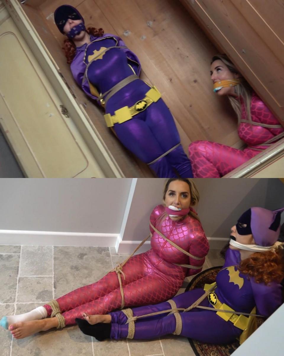 Roxxi &amp; Brook in: Mmmmppphhhing Adversaries!! BatGirl Unleashed Upon 'Robbery Mansion' Roxxi & Brook in: Mmmmppphhhing Adversaries!! BatGirl Unleashed Upon 'Robbery Mansion' & the Case of the Sock-Stuffed Pink Prowler! (HD)罗克西回来了！在这场超级女主角的火热小冒险中，我们比以往任何时候都更大胆，扮演我们真正可爱的复古侦探蝙蝠女孩，与迷人的布鲁克相匹配，扮演我们的角色粉红潜行者。现在，让我们直接进入这个话题。<br><br><br><br>她以为自己会在这个疯狂的抢劫团伙造成破坏之前得到他们的帮助，但她不知道她的死敌（她有一些……）粉红潜行者正在代表这个阴险且异常富有的犯罪带来者开展行动，他在大胆的抢劫中为他赚了一大笔钱。招募The Prowler只会增加赌注！<br><br><br><br>经过一番调查，女主人公找到了罪犯打算进行下一次抢劫的房子。蝙蝠女侠赶到后发现自己的怀疑是真的：粉红潜行正忙于洗劫房子。<br><br><br><br>蝙蝠女侠不失时机地进入现场，命令Pink Prowler停下。在一场失败的战斗之后，这个超级反派似乎不想再抵抗了，并顺从了。然而，她似乎一点也不担心女主人公的到来。蝙蝠女孩威胁Pink Prowler，说她的犯罪生涯已经结束。然而罪犯对她仍持轻蔑的态度。<br><br><br><br>过了一会儿，为什么Pink Prowler看起来如此自信就明白了。事实上，蝙蝠女孩并没有注意到一个戴着面具的党羽从她身后的一扇门里慢慢出现。党羽将蝙蝠女孩抓在身后攻击蝙蝠女孩：令这位超级英雄大吃一惊的是，她徒劳地挣扎着挣脱了自己。与此同时，Pink Prowler看着这一幕，得意洋洋地笑了起来。<br><br><br><br>片刻之后，蝙蝠女孩被带到储藏室。在那里，党羽开始用绳子把超级英雄绑起来，而平克·普罗勒则嘲笑她和她的困境。蝙蝠女孩挑衅地回应了反派的话，直到党羽用布条堵住她的嘴，让她的话沉默下来。Pink Prowler喜欢看蝙蝠女孩在绳子里扭动，嘴里喃喃自语！<br><br><br><br>很快，Prowler回来了，这位苦苦挣扎的女主人公忍不住脱下了靴子，露出了盖住脚的深色袜子。Pink Prowler满意地离开了房间，而她的Henchman则在男人身上搜寻战利品。蝙蝠女侠独自一人，疯狂地试图挣脱，嘴里喃喃自语，踢腿，拱起她被袜子夹住的脚，扭动脚趾。<br><br><br><br><br><br><br><br>过了一会儿，“粉红徘徊者”回到房间，把蝙蝠女孩嘴里的嘴移开：她告诉她，他已经拿走了房子里所有的战利品，该说再见了。蝙蝠女孩愤怒地回答说，不要抱有任何幻想：她迟早会找到她，并让她为那天晚上付出代价。<br><br><br><br>Pink Prowler被这些话惹恼了，她决定惩罚这位超级英雄：她脱下蝙蝠女孩的一只袜子，塞进嘴里，然后又戴上了插科打诨的帽子。当Pink Prohler准备离开时，被袜子塞住的蝙蝠女孩愤怒地抱怨道。<br><br><br><br>然而，就在这时，党羽出现了，在我们意识到这一点之前，不可避免的双传正如火如荼！那个女罪犯，很惊讶，不是母鸡戈登的对手！绑好后，党羽决定也脱下平克·普罗勒的靴子，露出她的白袜子。在她中间，罪犯继续威胁他，党羽脱下她的一只袜子，用它堵住她的嘴。<br><br><br><br>这时，党羽离开了。蝙蝠女侠和粉红潜行仍然被捆绑在一起。两人都没穿靴子。两人都用一只袜子塞住了嘴。这两个女人挣扎着踢腿，拱起裸露的脚，扭动脚趾。<br><br><br><br>后来，它们被塞进了壁橱，这是一场争分夺秒的比赛！两个被羞辱的辣妹都喃喃自语，插科打诨，就像你不会相信的那样（如果你是Borderland的粉丝，也许你会相信的），这就是这场比赛的结局。两个令人惊叹的、与众不同的女主人公扭着腰，塞住嘴——一只袜子穿上，一只袜子脱下——太棒了！<br><br><br><br>然后，他们轮流试图释放对方，每个人都试图用脚趾把对方嘴里的呕吐物扯下来。但所有的尝试似乎都是徒劳的。看来这两个女人只能等着被房主找到了。我们苦苦挣扎的宝贝们被遗弃在无助的挣扎中，孩子们，他们都生气了吗！做得好，戈登。你知道我们总是喜欢那一刻！再次享受Roxi，我们最热门的蝙蝠女孩化身之一！Roxxi is BACK! And bolder than ever in this super-heroine-hot little adventure, as our truly lovely retro sleuth BatGirl, matching might against the ravishing Brook, playing our character, The Pink Prowler. Now, let’s get straight into this.<br><br>Thinking she’ll get the drop on this nutty robbery crew before they can do damage, she has no idea that her arch-nemesis (she has a few of these…) The Pink Prowler, is running the operation on behalf of the sinister and exceptionally wealthy crime-bringer whose line in daring robberies is netting him a huge fortune. Recruiting The Prowler can only enhance the stakes!<br><br>After some investigation, the heroine manages to locate the house where the criminal intends to make her next heist. Batgirl arrives to discover that her suspicions were true: Pink Prowler is busy ransacking the house.<br><br>Wasting no time, Batgirl enters the scene ordering Pink Prowler to stop. The supervillain, after a failed battle, doesn't seem to want to resist any more and complies. However, she doesn't seem at all concerned about the arrival of the heroine. Batgirl threatens Pink Prowler, saying her criminal career is over. Yet the criminal maintains a contemptuous attitude towards her.<br><br>After a few moments, it becomes clear why Pink Prowler looks so confident. Indeed, Batgirl does not notice that a masked henchman slowly emerges from a door behind her. The henchman attacks Batgirl by grabbing her behind her: taken by surprise, the superheroine struggles in vain to free herself. Meanwhile Pink Prowler watches the scene laughing triumphantly.<br><br>Moments later, Batgirl is taken to a storage room. There, the henchman begins tying the superheroine up with ropes, while Pink Prowler mocks her and her plight. Batgirl defiantly responds to the villain's words, until the henchman gags her with a cloth gag, silencing her words. Pink Prowler delights in watching Batgirl wriggle in the ropes and mumble into the gag!<br><br>Soon, Prowler is back and the struggling heroine can't prevent her boots being removed, revealing the dark coloured socks covering her feet. Satisfied, Pink Prowler exits the room while her Henchman scours the manse for booty. Left alone, Batgirl furiously tries to free herself, mumbling through her gag, kicking her legs, arching her socked feet and wriggling her toes.<br><br> <br><br> <br><br>After a few moments, Pink Prowler returns to the room and removes the gag from Batgirl's mouth: She tells her that he has taken all the loot from the house and it was time to say goodbye. Batgirl angrily replies not to have any illusions: sooner or later, she would have found her and she would have made her pay for that night.<br><br>Annoyed by those words, Pink Prowler decides to punish the superheroine: she peels off one of Batgirl’s socks and stuffs it into her mouth, then puts the gag back on. The sock gagged Batgirl grumbles indignantly as Pink Prowler is about to leave.<br><br>However, just then the henchman appears and before we know it, the inevitable double cross is in full bloom! The lady criminal, surprised, is no match for Gordon the Hench! Once tied up, the henchman decides to take off Pink Prowler's boots too, revealing her white socks. Between her the criminal continues to threaten him, the henchman takes off one of her socks and uses it to gag her.<br><br>At that point, the henchman leaves. Both Batgirl and Pink Prowler remain tied up. Both without their boots. Both gagged with one of their socks. The two women struggle kicking their legs, arching their bare/socked feet and wiggling their toes.<br><br>Later, they’ve been bundled into a closet, it’s a race against eth clock to get loose! Both humiliated hotties mumble and gag talk like you would not believe (or perhaps you would, if you’re a Borderland fan) and that is how this one will play out. Two utterly stunning, exceptional heroines writhing trussed and gagged – one sock on, one sock off - CUTE!<br><br>Then they take turns trying to free each other, each trying to use her toes to pull the gag off the other's mouth. But all attempts seem futile. It seems that the two women can only wait to be found by the owners of the house. Our struggling babes are abandoned to their helpless struggles, and boy, are they both pissed! Well done for the double cross, Gordon. You know we always love that moment! Enjoy Roxxi again too, one of our hottest BatGirl incarnations yet!