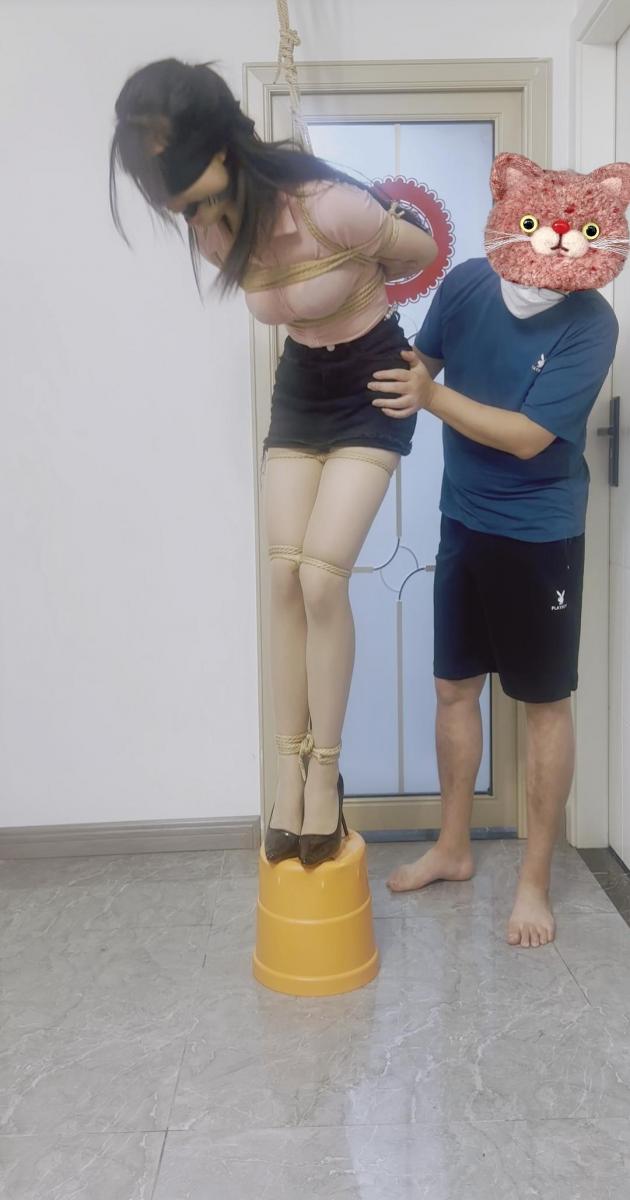 【欢乐谷原创】丫丫日式吊缚罚站，监控放置惩罚2小时。 又来一部监控放置，这次是日式吊缚高跟鞋罚站，最近的定拍客户是花样百出，要求高跟鞋里面放红豆，，，疼的丫丫差点崩溃，，吊好离开之后，就听见监控里一直大叫，，感觉整栋楼都听到了，，，本来想放一张小板凳的，结果跟太细，板凳都被踩穿了！这样的吊缚也不敢太久，确实受不了，一个多小时的样子大叔就打道回府了，然后，，给她披上外套，带上了天台，，，下级绝对更精彩，，，<br>老规矩，<br>定拍咨询q331266083<br>同好交流q331266083,盗窃者勿扰！
