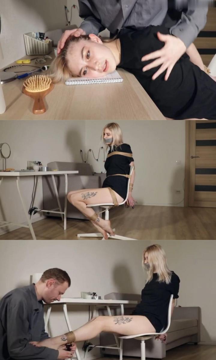 He tied me up in my house! (HD) 当汤姆在窗户里看到一个穿着内衣的女孩时，他再也不能无动于衷了。像往常一样，他走进他们的房子，堵住他们的嘴，把他们绑起来，摸他们的胸部、脖子、屁股和腿。Tom again cannot remain indifferent when he sees a girl in underwear in the window. As usual, he gets into their house, gags them, ties them up and touches their breasts, neck, ass, legs. 